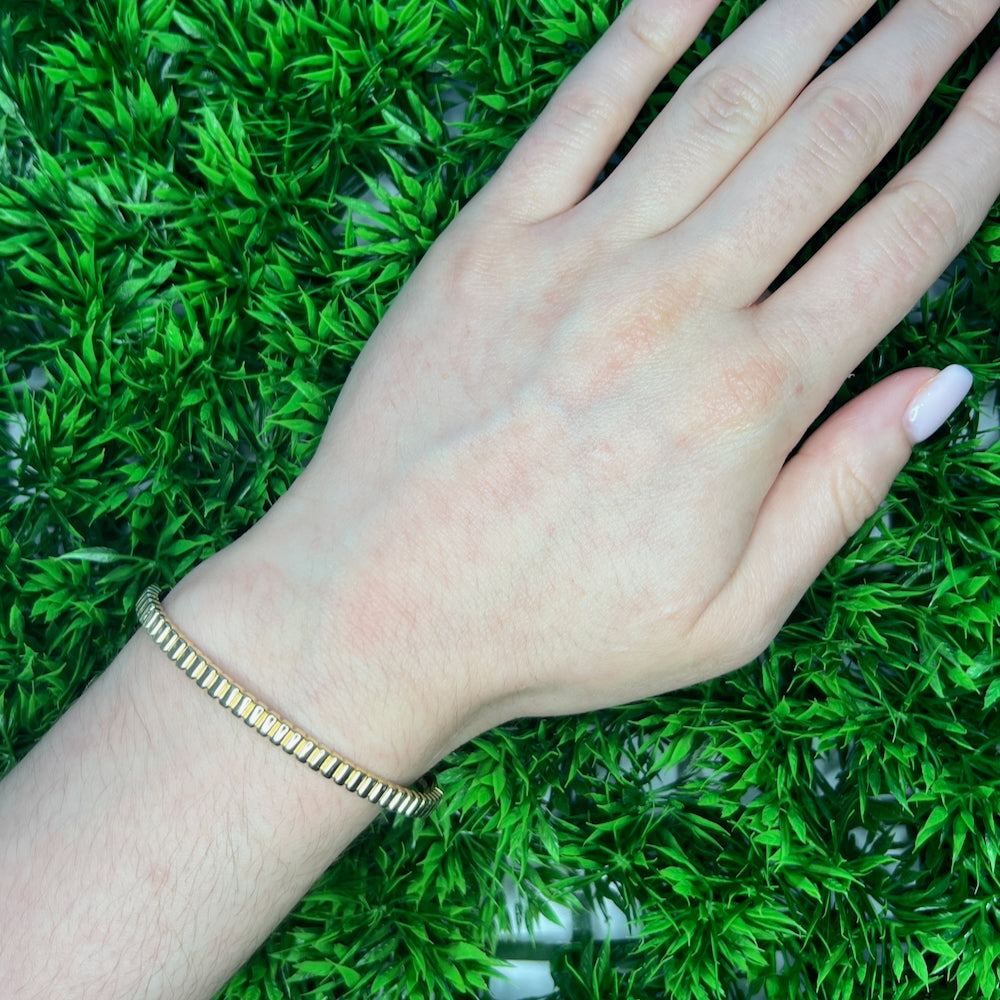 DFJ 14 Karat Yellow Gold Ribbed Bangle